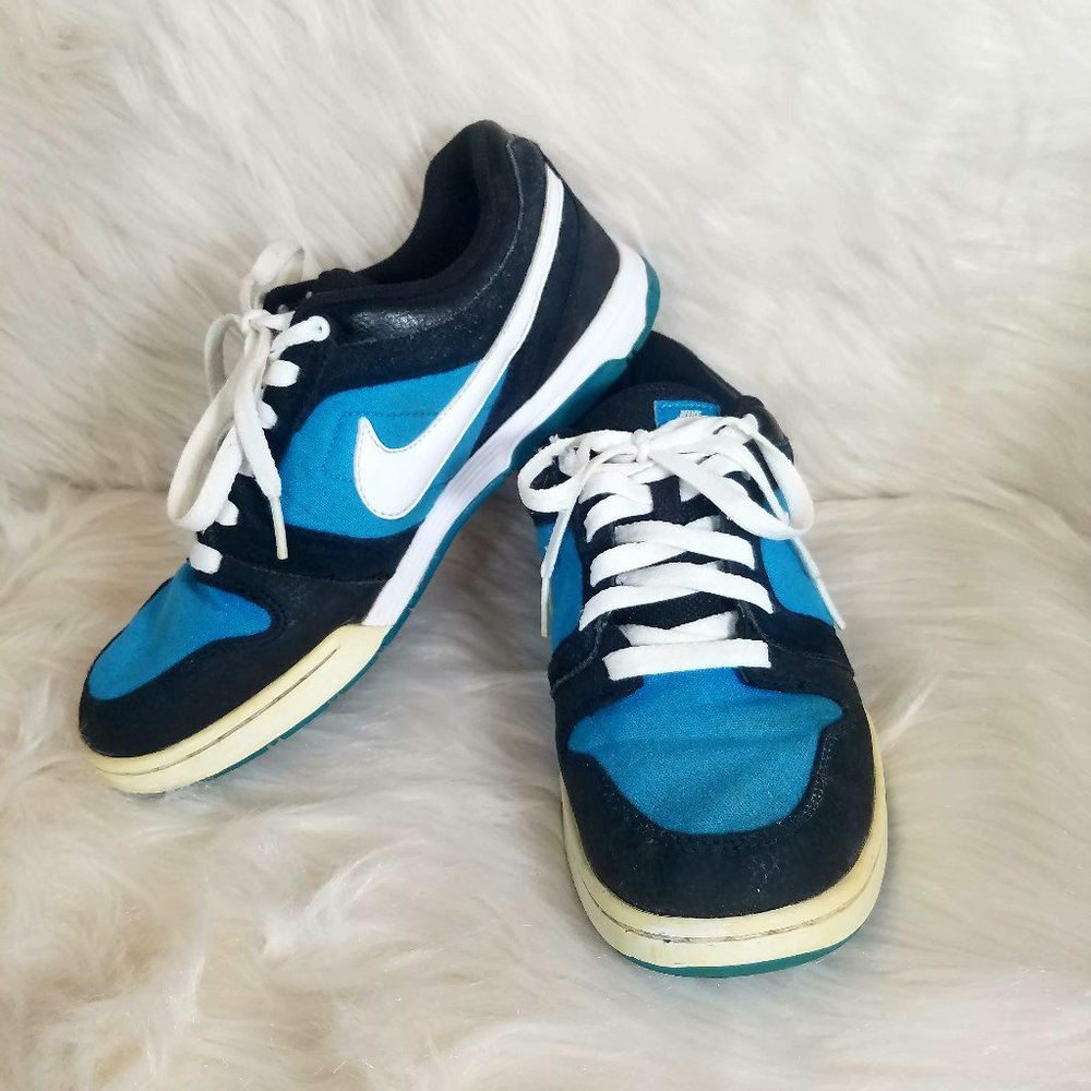 Nike Air Mogan 3 Low Top Sneakers Size 8.5 Womens